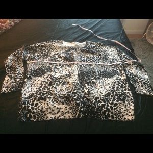 🌟 Black and white cardigan RePosh Donating 10/1
